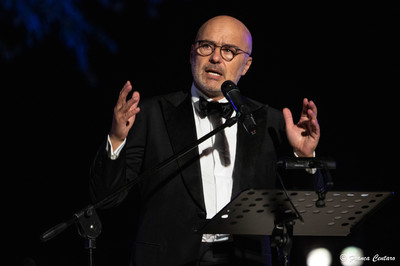 Luca Zingaretti nel monologo La Sirena tratto dal racconto Lighea di Giuseppe Tomasi di Lampedusa. Frammento della serata del 1° luglio 2019 al Teatro Greco di Siracusa (foto di Franca Centaro)