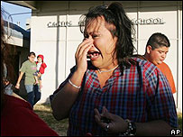 Mujer llora en Cactus tras redada de agentes migratorios